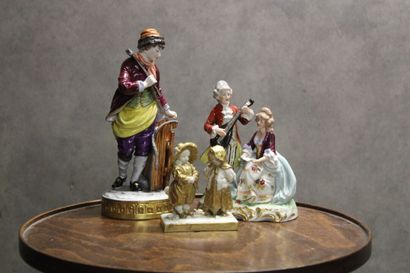 Réunion de trois groupes en porcelaine polychrome...