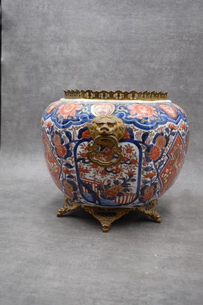 JAPAN. Hexagonal porcelain cover-pot with...