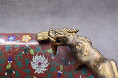 CHINE. 
Cup in bronze and cloisonné enamels,...