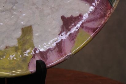 Paire de plats en faïence à décor émaillé...