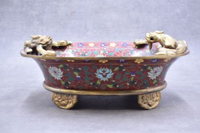 CHINE. 
Cup in bronze and cloisonné enamels,...