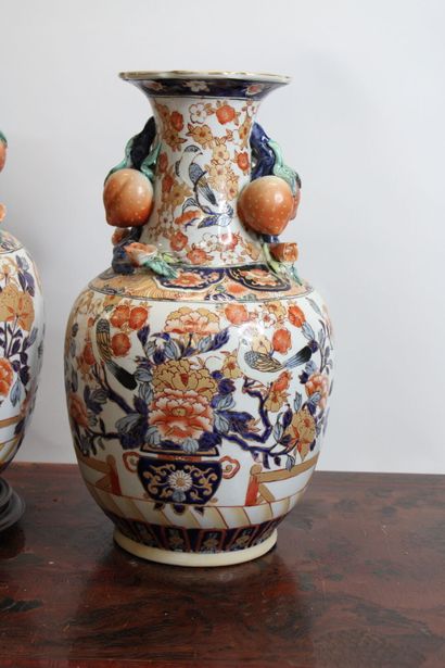 Paire de vases. 
CHINA Pair of porcelain...