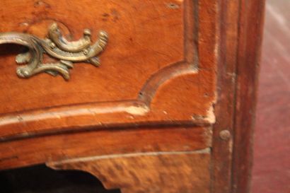 Régence. 
Commode en noyer ouvrant par trois...