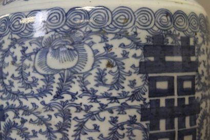 CHINA. Vase potiche in blue white porcelain....