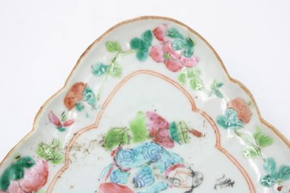 CHINE. 
Porcelain cup on foot with polychrome...