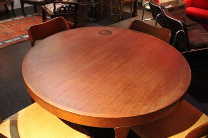 SCANDINAVIE. Table and its 4 chairs in stained...