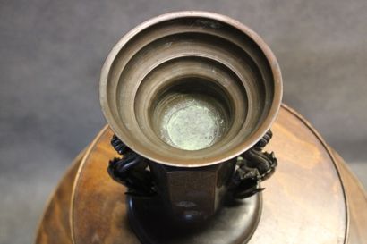 ASIE
Bronze support with incised decoration...