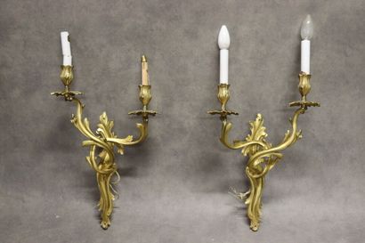 Paire d'appliques en bronze ciselé doré éclairant...