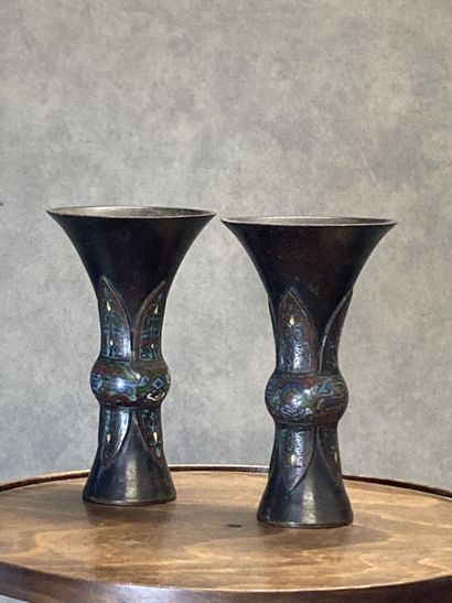 ASIE
Pair of Gu-shaped vases in brown patinated...