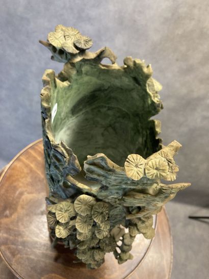 CHINE 
Cache pot carved out of hard stone...