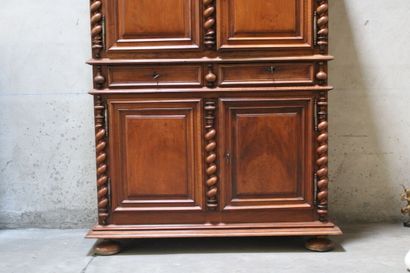 Buffet
Armoire a de corps en noyer mouluré...