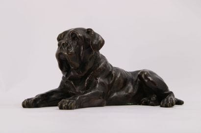 Chien allongé, bronze à patine brune. XXe...