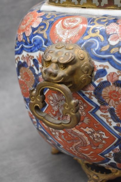 JAPAN. Hexagonal porcelain cover-pot with...