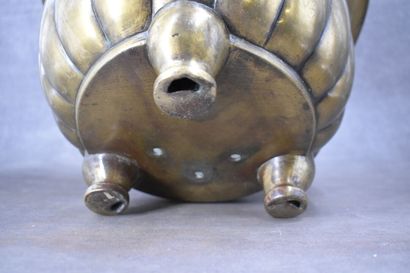 CHINA. Tripod pot cover in bronze with golden...