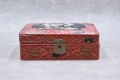 JAPON. 
Red lacquer and shibayama covered...