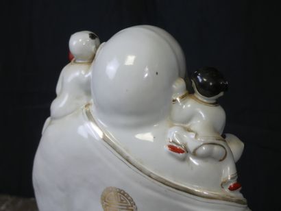 CHINE. 
Buddha with children in white porcelain....