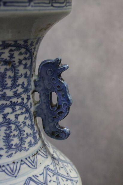CHINA. Vase potiche in blue white porcelain....