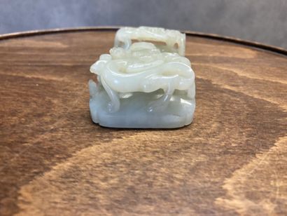 CHINE
Belt buckle in carved jade with dragons....
