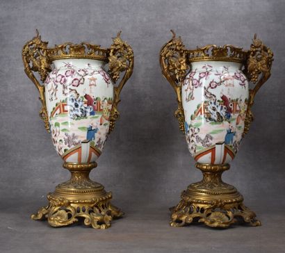 CHINA. Pair of porcelain vases decorated...