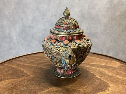TIBET 
Metal teapot (silver ?) decorated...