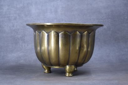 CHINA. Tripod pot cover in bronze with golden...