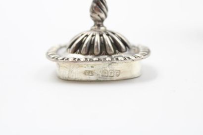 Nécessaire en argent comprenant 4 pièces...