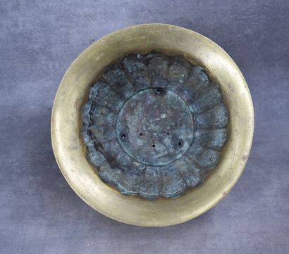 CHINA. Tripod pot cover in bronze with golden...