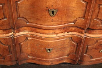 Régence. 
Commode en noyer ouvrant par trois...