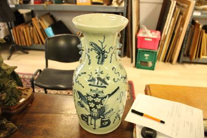 CHINE
White porcelain baluster vase with...