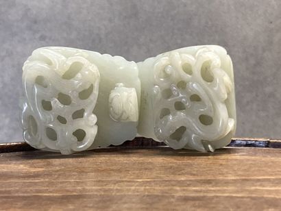 CHINE
Belt buckle in carved jade with dragons....