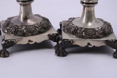 Bougeoirs. 
Paire de bougeoirs en métal argenté...