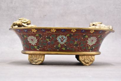 CHINE. 
Cup in bronze and cloisonné enamels,...