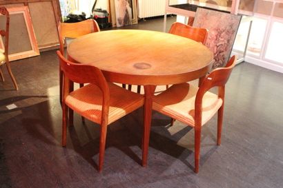 SCANDINAVIE. Table and its 4 chairs in stained...