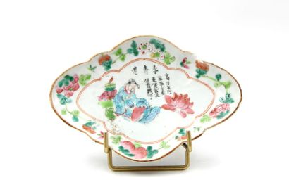 CHINE. 
Porcelain cup on foot with polychrome...