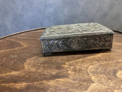 Boite en métal argenté à décor de feuillages...