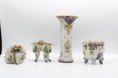 DEVRES. Réunion de faïence d'une coupe balustre...