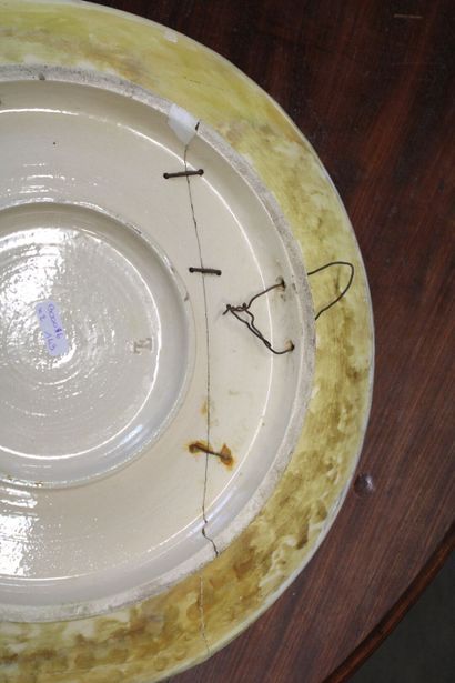 Paire de plats en faïence à décor émaillé...