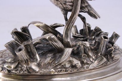 Ecole du XIXe siècle. Pique fleur en bronze...