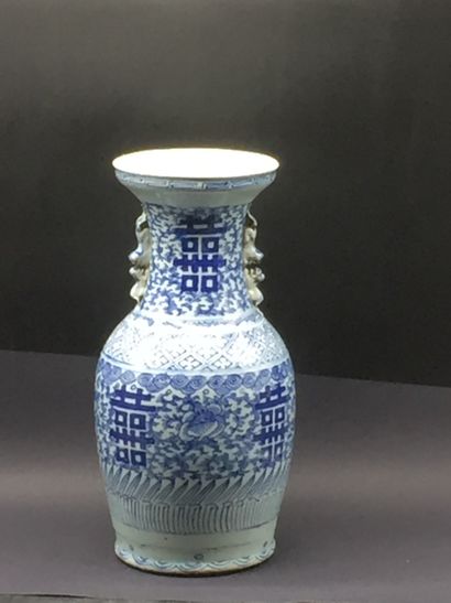 CHINE. Vase balustre en porcelaine 
CHINA,...