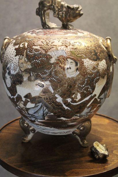 Satsuma
JAPAN
Porcelain covered pot with...