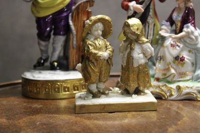 Réunion de trois groupes en porcelaine polychrome...