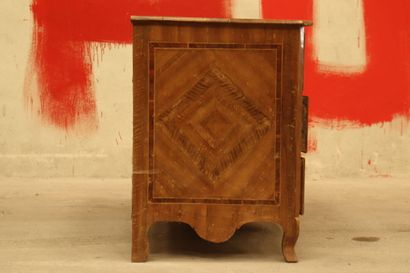 Commode de L'Est.
Commode en placage de bois...