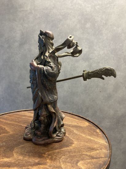 Bronze representing a man with a spear in...