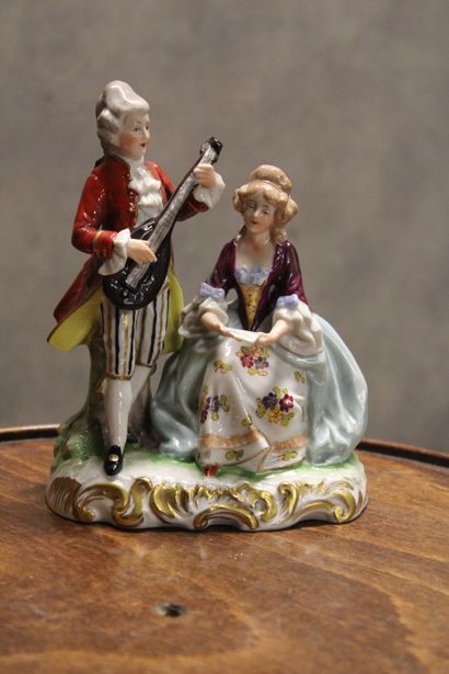 Réunion de trois groupes en porcelaine polychrome...