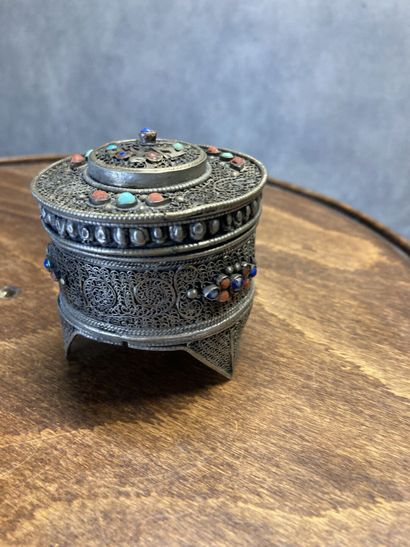 TIBET 
Tripod silver box with filigree decoration...