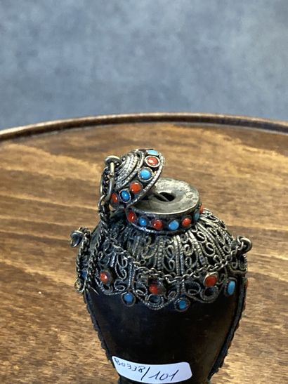 TIBET 
Snuffbox in metal (silver ?) with...