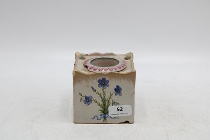 Bouquetière en faïence polychrome à décor...