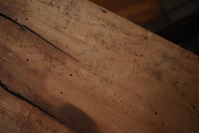 Une coiffeuse en bois patiné ouvrant par...