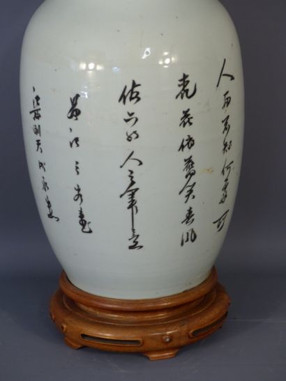 CHINE. Vase en porcelaine 
CHINA, About 1900....