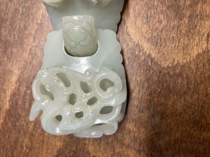 CHINE
Belt buckle in carved jade with dragons....